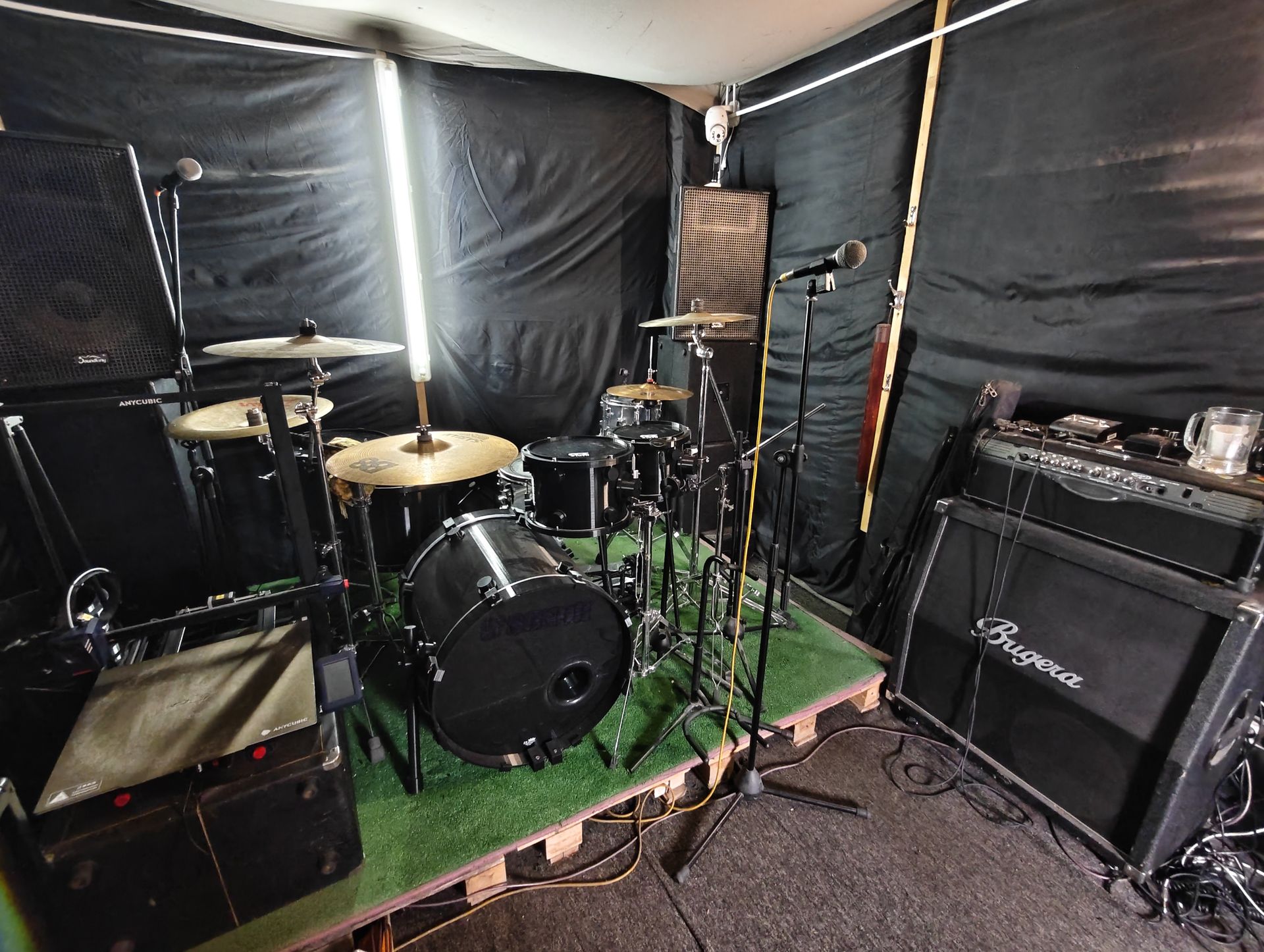 Репетиционная точка в Гродно — барабанная установка и усилители Marshall в студии «Репточка»